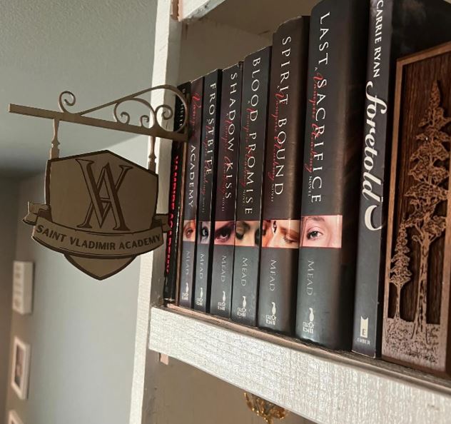VA Shelf Silhouette – Vampire Academy Bookshelf Sign